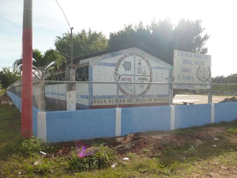 Construcción muro perimetral, escuela Barrio El Triunfo, Santa Ana, Petén.